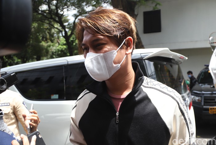 Rizky Billar Penyanyi Rizky Billar bersama kuasa hukumnya Sandy Arifin saat mendatangi Polda Metro Jaya, Jakarta, Selasa, (23/11).