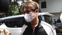 Rizky Billar hadir bersama Sandy Arifin, kuasa hukumnya, ke Gedung Direktorat Reserse Kriminal Umum, Polda Metro Jaya. (Foto: Palevi/detikcom)