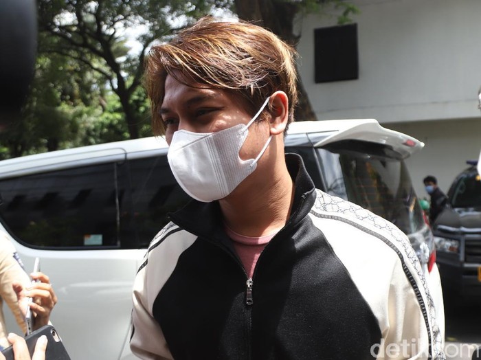 Penyanyi Rizky Billar bersama kuasa hukumnya Sandy Arifin saat mendatangi Polda Metro Jaya, Jakarta, Selasa, (23/11).