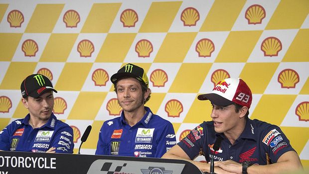 KUALA LUMPUR, MALAYSIA - OCTOBER 22: (L-R) Jorge Lorenzo of Italy and Movistar Yamaha MotoGP, Valentino Rossi of Italy and Movistar Yamaha MotoGP and Marc Marquez of Spain and Repsol Honda Team look on during the press conference ahead of the MotoGP of Malaysia at Sepang Circuit on October 22, 2015 in Kuala Lumpur, Malaysia.  (Photo by Mirco Lazzari gp/Getty Images)