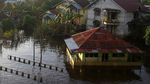 Saat Anak-anak Asyik Main Air di Tengah Banjir Sintang