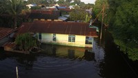 Terkait penyebab banjir, Pekerjaan Umum dan Perumahan Rakyat (PUPR) Basuki Hadimuljono menyatakan banjir di Kabupaten Sintang terjadi karena curah hujan tinggi serta daerah tangkapan air di hulu Sungai Kapuas dan Sungai Melawi sudah banyak berkurang, sehingga sungai meluap terutama pada titik pertemuan sungai yang padat penduduk.