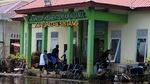 Saat Anak-anak Asyik Main Air di Tengah Banjir Sintang
