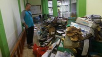 Sebelumnya, aktivitas pelayanan di Kantor Kementerian Agama Kabupaten Sintang sempat terganggu akibat banjir. Kini, saat banjir mulai surut, sejumlah pegawai kembali berdatangan untuk membersihkan sisa banjir.