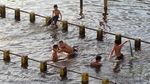 Saat Anak-anak Asyik Main Air di Tengah Banjir Sintang