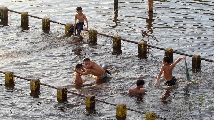 Saat Anak-anak Sintang Asyik Main Air di Tengah Banjir Sejumlah area di kawasan Sintang, Kalimantan Barat, masih terendam banjir. Kondisi itu kerap dimanfaatkan sejumlah anak untuk bermain air.