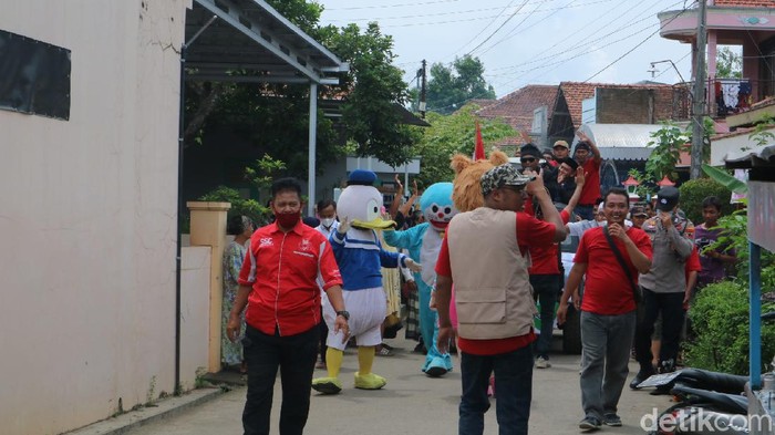 Salah satu suasana arak-arakan pilkades antarwaktu di Kudus, Selasa (23/11/2021).