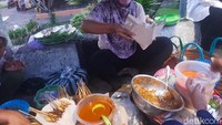 Sate rembiga di Pasar Seni ini agak berbeda dengan warung lainnya. Karena penyajiannya tak hanya menggunakan lontong atau ketupat, melainkan ada urap sayur, sayur tempe kuah santan, dan sambal yang pedas menyengat. Satu porsinya ditawarkan dengan harga Rp 25.000 berisikan paket sate lengkap. Foto: detikcom/Yenny Mustika