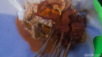 Untuk pecinta pedas, bisa menambahkan sambal. Nurul sangat merekomendasikannya karena rasa Sate Pasar Seni jadi makin lezat. Foto: detikcom/Yenny Mustika