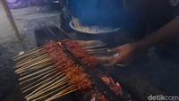 Dinamakan Sate Pasar Seni karena berlokasi tepat di depan Senggigi Art Market. Warung ini hanya bermodalkan lapak tenda kaki lima. Foto: detikcom/Yenny Mustika