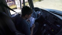 Kurangnya pengemudi di pelabuhan dinilai menjadi pemicu lonjakan di California Truck Driving Academy.