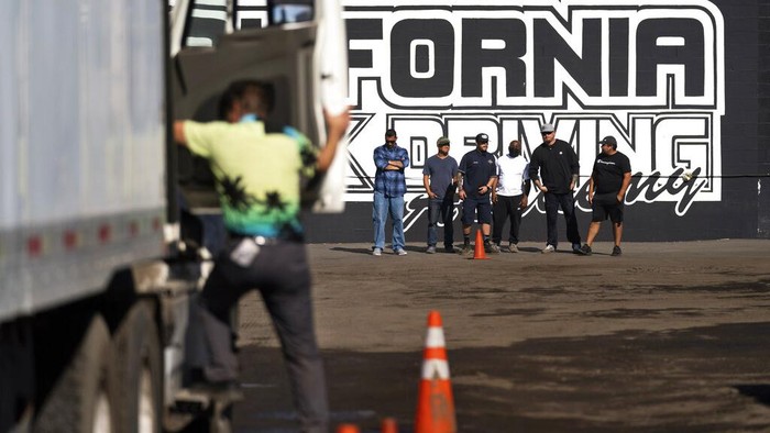 Sekolah Mengemudi di AS Ramai Peminat Gara-gara Sopir Truk Langka Sekolah mengemudi di California, Amerika Serikat mengalami peningkatan peminat belajar usai sopir truk langka. (AP Photo/Jae C. Hong)