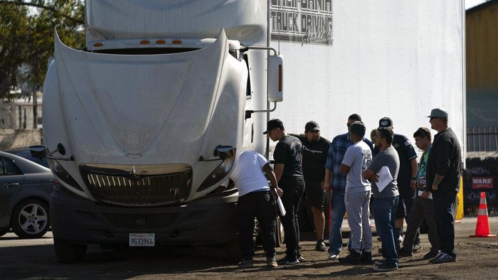 Sekolah Mengemudi di AS Ramai Peminat Gara-gara Sopir Truk Langka Sekolah mengemudi di California, Amerika Serikat mengalami peningkatan peminat belajar usai sopir truk langka. (AP Photo/Jae C. Hong)