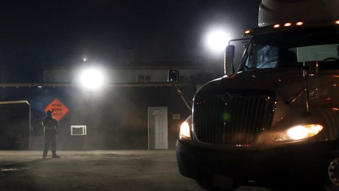 Sekolah Mengemudi di AS Ramai Peminat Gara-gara Sopir Truk Langka Sekolah mengemudi di California, Amerika Serikat mengalami peningkatan peminat belajar usai sopir truk langka. (AP Photo/Jae C. Hong)