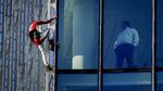 Spiderman Beraksi Panjat Gedung Skyper di Jerman