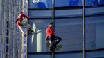 Spiderman Beraksi Panjat Gedung Skyper di Jerman
