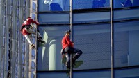 Alain Robert turut didampingi Leo Urban (kanan).