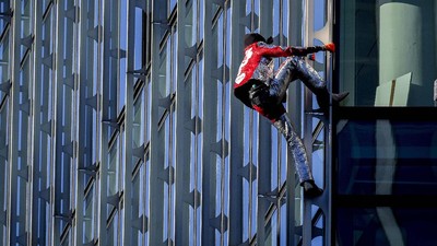 Spiderman Beraksi Panjat Gedung Skyper di Jerman