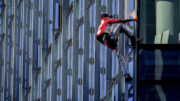 Spiderman Beraksi Panjat Gedung Skyper di Jerman
