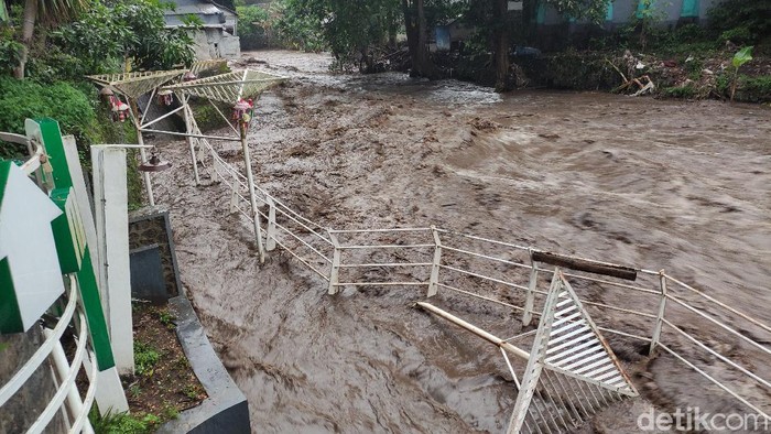 Debit Sungai Brantas naik setelah hujan deras mengguyur Malang Raya. Naiknya debit air membuat waswas warga yang tinggal di bantaran sungai.