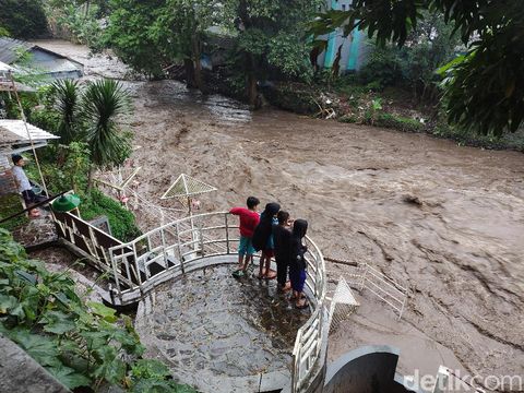 Debit Sungai Brantas naik setelah hujan deras mengguyur Malang Raya. Naiknya debit air membuat waswas warga yang tinggal di bantaran sungai.