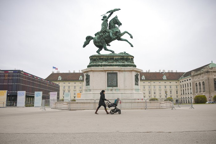 Pemerintah Austria terapkan lockdown total mulai Senin (22/11) waktu setempat imbas COVID-19. Akibatnya, sejumlah kawasan tampak sepi dari aktivitas warga.