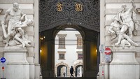 Melonjaknya kasus COVID-19 di Austria pun disinyalir terjadi akibat vaksinasi yang rendah. Dilansir dari CNA dan Reuters, baru di bawah 66 persen dari 8,9 juta penduduk Austria yang sudah divaksinasi sepenuhnya. Hal ini menjadikan Austria sebagai salah satu negara dengan tingkat vaksinasi terendah di Eropa barat. Selama minggu lalu, tercatat sekitar 79.912 dosis vaksin diberikan setiap hari di Austria. Pada tingkat itu, dibutuhkan 23 hari lagi untuk memberikan dosis yang cukup untuk 10% populasi lainnya. Terkait vaksinasi COVID-19 ini, Kanselir Alexander Schallenberg mengumumkan bahwa Austria akan memberlakukan wajib vaksin pada 1 Februari. Hal ini menjadikan Austria menjadi negara Eropa pertama yang menjadikan vaksinasi Covid sebagai persyaratan hukum. AP Photo/Vadim Ghirda.