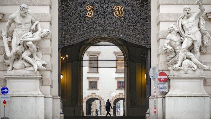 Sunyi Sepi Austria Saat Lockdown Total, Bak Kota Mati Pemerintah Austria terapkan lockdown total mulai Senin (22/11) waktu setempat imbas COVID-19. Akibatnya, sejumlah kawasan tampak sepi dari aktivitas warga.