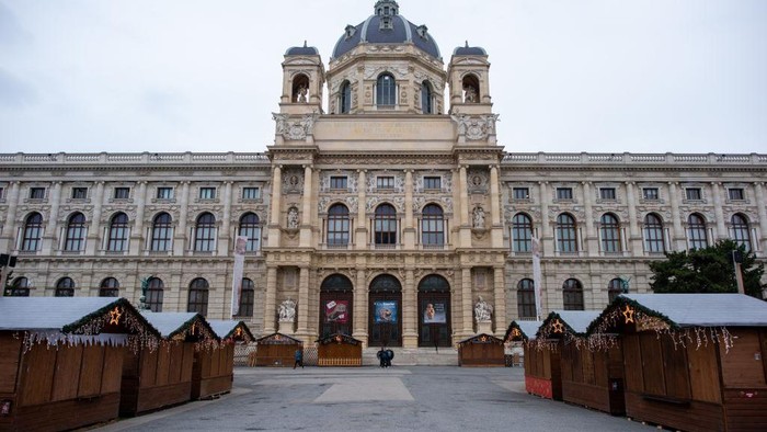 Sunyi Sepi Austria Saat Lockdown Total, Bak Kota Mati Pemerintah Austria terapkan lockdown total mulai Senin (22/11) waktu setempat imbas COVID-19. Akibatnya, sejumlah kawasan tampak sepi dari aktivitas warga.