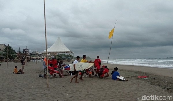 Pangandaran memiliki visi menjadi pariwisata kelas dunia, saya kira salah satu indikatornya adalah adanya kehadiran turis mancanegara. Nah salah satu interest turis asing pergi ke pantai itu adalah untuk surfing, sehingga mudah-mudahan dengan digiatkan kembali aktivitas surfing di Pangandaran bisa menarik wisatawan asing untuk datang, kata Yogi. Pangandaran memiliki visi menjadi pariwisata kelas dunia, saya kira salah satu indikatornya adalah adanya kehadiran turis mancanegara. Nah salah satu interest turis asing pergi ke pantai itu adalah untuk surfing, sehingga mudah-mudahan dengan digiatkan kembali aktivitas surfing di Pangandaran bisa menarik wisatawan asing untuk datang, kata Yogi.