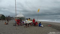 Pangandaran memiliki visi menjadi pariwisata kelas dunia, saya kira salah satu indikatornya adalah adanya kehadiran turis mancanegara. Nah salah satu interest turis asing pergi ke pantai itu adalah untuk surfing, sehingga mudah-mudahan dengan digiatkan kembali aktivitas surfing di Pangandaran bisa menarik wisatawan asing untuk datang, kata Yogi.
