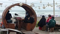 Para penonton lomba surfing di Pantai Pamugaran Pangandaran.