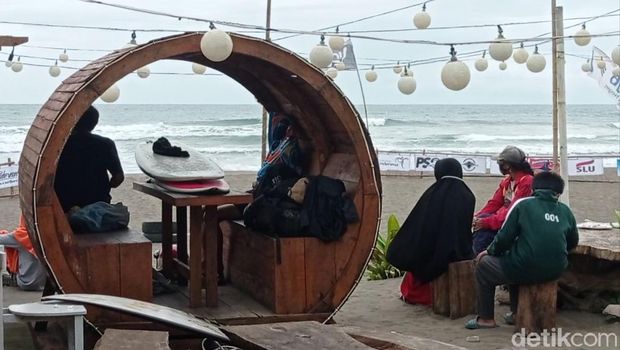 Surfing di Pantai Pamugaran Pangandaran