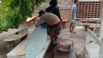 Potret Geliat Surfing di Pangandaran, Trik Gaet Wisman