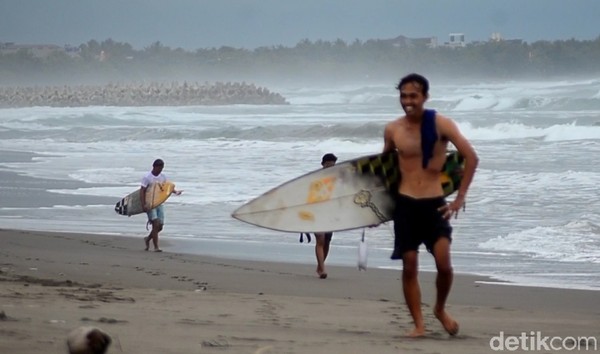 Hampir dua tahun PBMSC tak menggelar kegiatan berselancar. Komunitas surfing di Pangandaran itu berusaha menggeliatkan kembali potensi sport tourism yang mampu menggaet turis asing. Hampir dua tahun PBMSC tak menggelar kegiatan berselancar. Komunitas surfing di Pangandaran itu berusaha menggeliatkan kembali potensi sport tourism yang mampu menggaet turis asing.