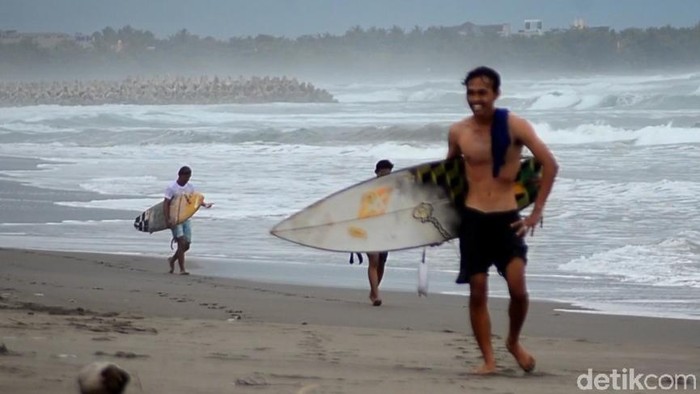Surfing di Pantai Pamugaran Pangandaran