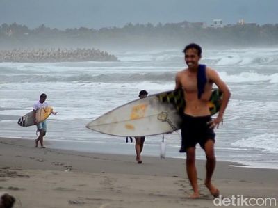 Potret Geliat Surfing di Pangandaran, Trik Gaet Wisman