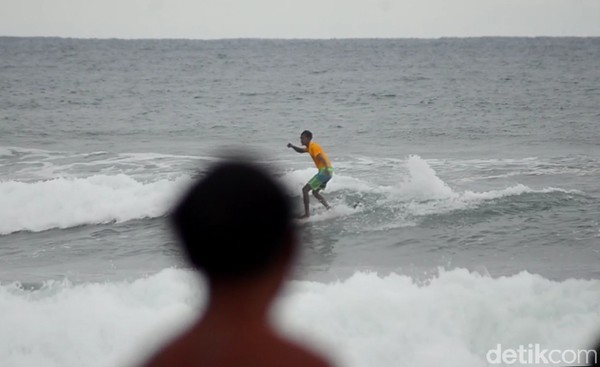 Puluhan peselancar meramaikan kegiatan lomba surfing. Acara yang dihelat Pangandaran Batu Mandi Surfing Club (PBMSC) ini berlokasi di Pantai Pamugaran.