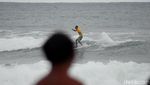 Potret Geliat Surfing di Pangandaran, Trik Gaet Wisman