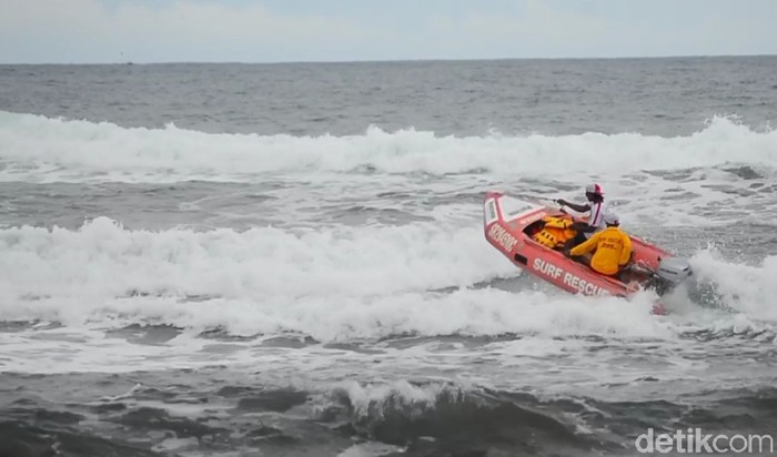 Surfing di Pantai Pamugaran Pangandaran