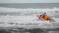 Penjaga Pantai Pamugaran Pangandaran sedang berpatroli di area surfing.