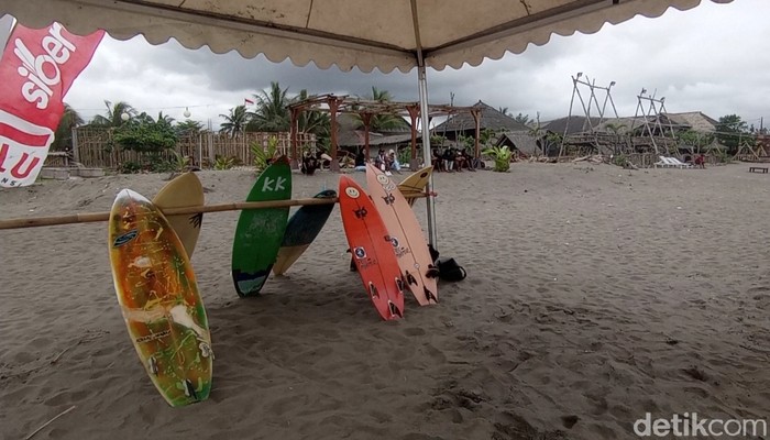 Surfing di Pantai Pamugaran Pangandaran