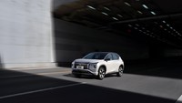 Gaya Mitsubishi Airtrek menghadirkan identitas desain MMC secara menyeluruh, mulai dari muka depan Dynamic Shield hingga motif segi enam pada pintu bagasi. Mitsubishi mengklaim SUV listrik Airtrek ini mewujudkan kemampuan manuver dan stabilitas tinggi yang menjadi ciri kendaraan Mitsubishi. Foto: Dok. Mitsubishi