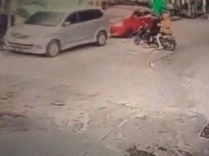 Terekam CCTV, Aksi Pelemparan Molotov ke Permukiman Warga di Makassar!