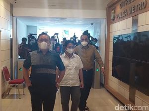Notaris Mafia Tanah Nirina Zubir Serahkan Diri Didampingi Ketua Ikatan PPAT DKI