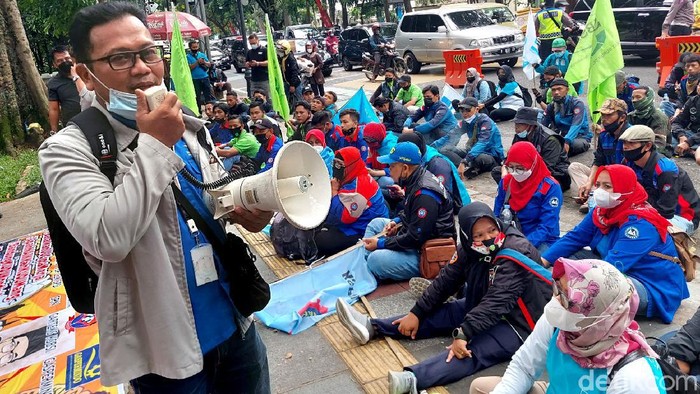 Sejumlah buruh menggelar aksi unjuk rasa di depan Kantor Wali Kota Bandung. Dalam aksinya mereka menuntut kenaikan UMK 2022 sebesar 10 persen