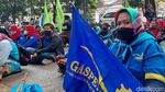 Tuntut Kenaikan Upah, Buruh Demo di Kantor Wali Kota Bandung