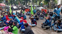 Ketua SPSI Kota Bandung Hermawan mengatakan karena Wali Kota Bandung sedang berada di luar kota, massa aksi akan diterima oleh Kepala Kesbangpol dan Kadisnaker Kota Bandung. Jika pertemuan perwakilan buruh tidak menghasilkan titik terang, mereka akan datang lagi besok. Seandainya tidak ada sinyal tanggal 24 kita akan aksi, (tanggal) 25 pun kami akan lakukan aksi yang sama, ujarnya.