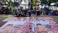 Sejumlah buruh menggelar aksi unjuk rasa di depan Kantor Wali Kota Bandung Oded M Danial. Mereka menuntut kenaikan UMK 2022 sebesar 10 persen.