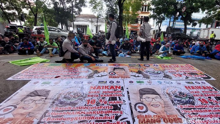 Sejumlah buruh menggelar aksi unjuk rasa di depan Kantor Wali Kota Bandung. Dalam aksinya mereka menuntut kenaikan UMK 2022 sebesar 10 persen